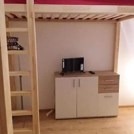 Living In The Box * ברלין