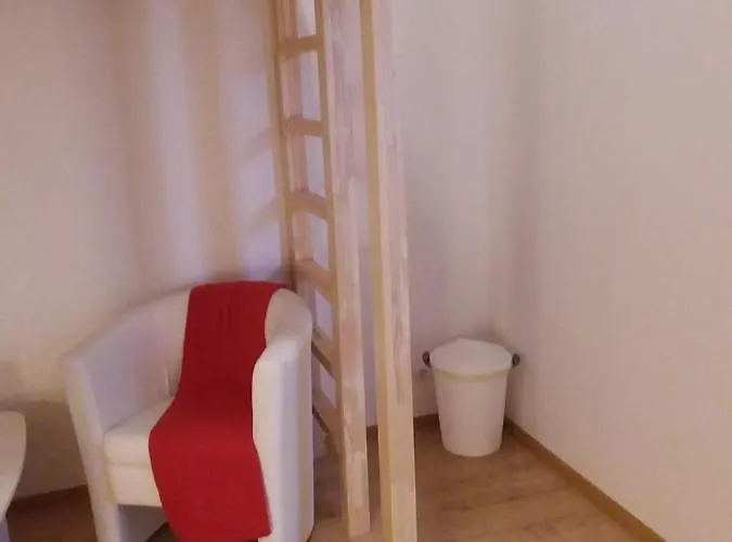 אכסניה Living In The Box *