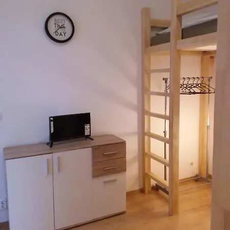 Living In The Box Hostel *