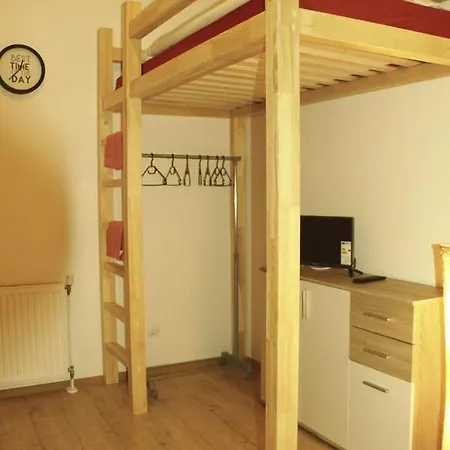 Hostel Living In The Box
