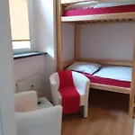 Living In The Box Albergue