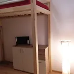 Living In The Box Albergue *
