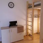 Living In The Box Albergue *
