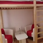 Living In The Box Albergue *