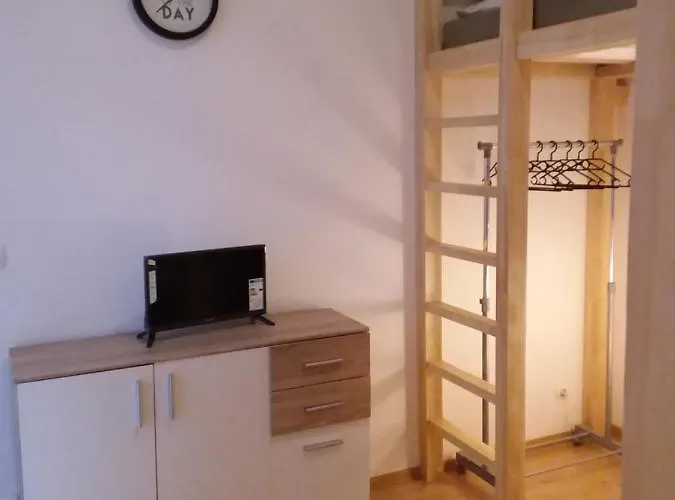 Living In The Box Albergue *