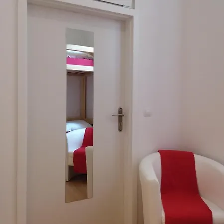 Hostel Living In The Box *