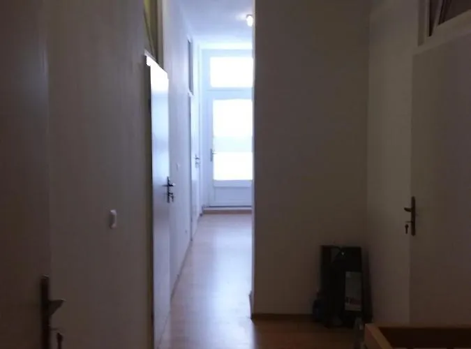 Living In The Box Hostal