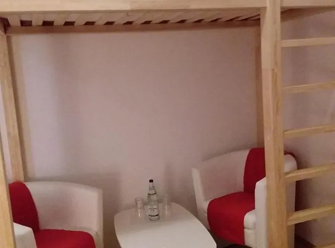 Living In The Box Hostal *